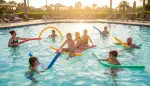 Kreative Poolnudel Ideen für den Sommer