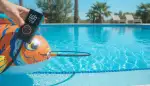 Makellose Wände: Poolroboter Wandreinigung