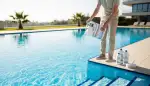 Pool Kalk entfernen: Effektive Strategien