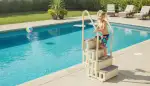 Sicher und komfortabel ins kühle Nass: Die ideale Poolleiter mit rutschfesten Streifen und Handläufen für jeden Pool